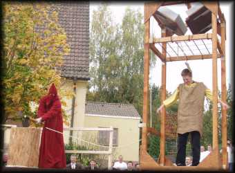 da saust das Richtbeil nieder